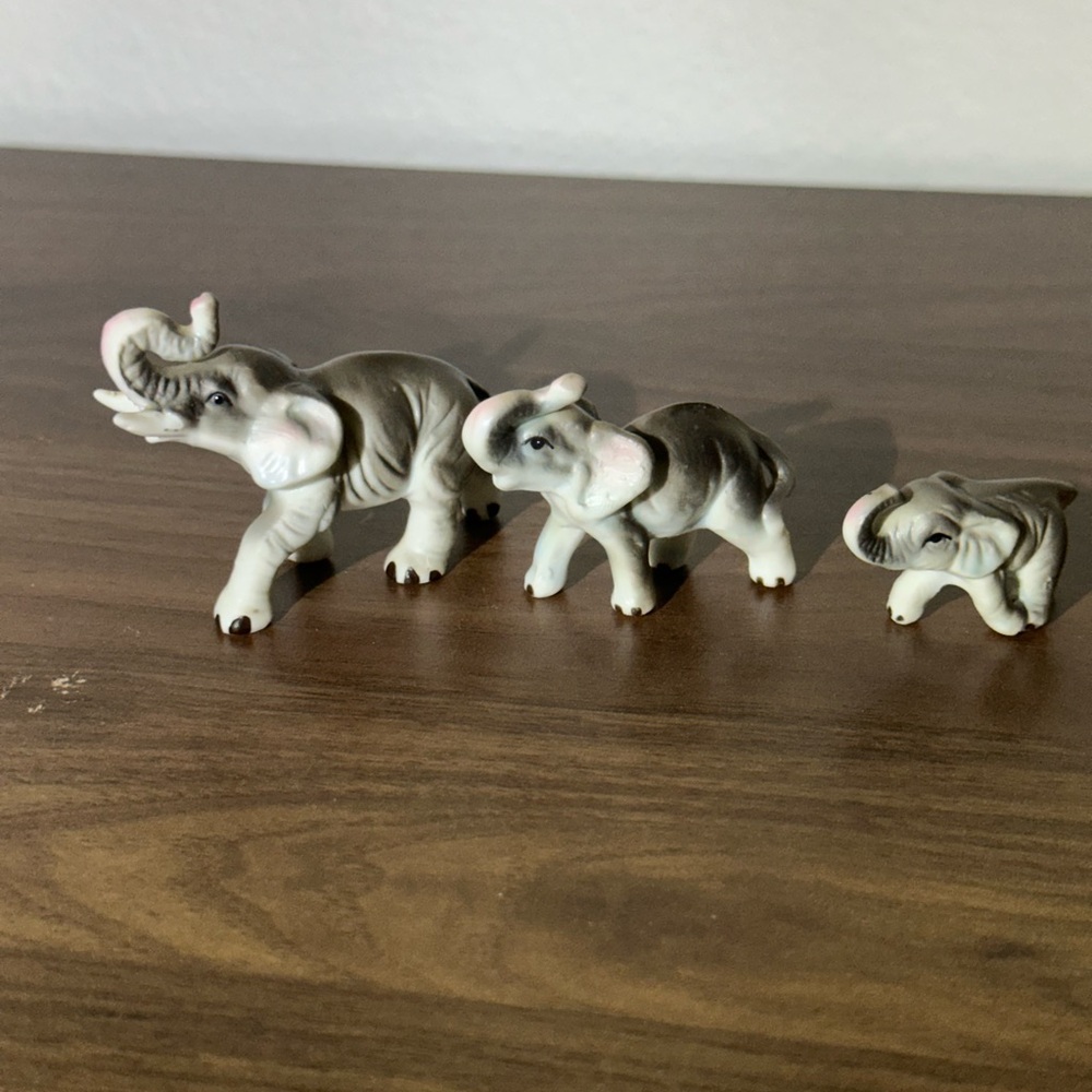 Vintage set of 3 Elephants Gray Ceramic Figurines mommy and babies.